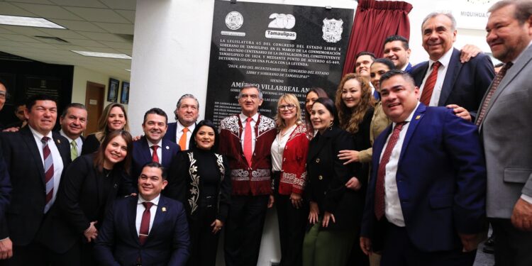 Devela gobernador placa conmemorativa del Bicentenario del Congreso de Tamaulipas