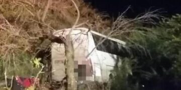 Vuelca autobús: un muerto y 22 heridos