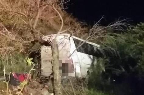 Vuelca autobús: un muerto y 22 heridos