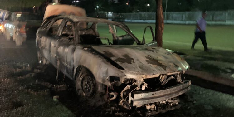 Fuego consume auto a un costado de Normal de Educadoras de Victoria