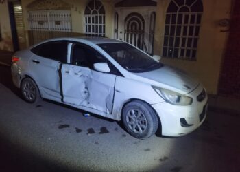 Pareja en motociclista se estrella en auto que omitió alto en centro de Victoria