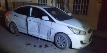 Pareja en motociclista se estrella en auto que omitió alto en centro de Victoria