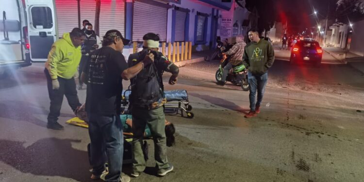 Pareja en motociclista se estrella en auto que omitió alto en centro de Victoria