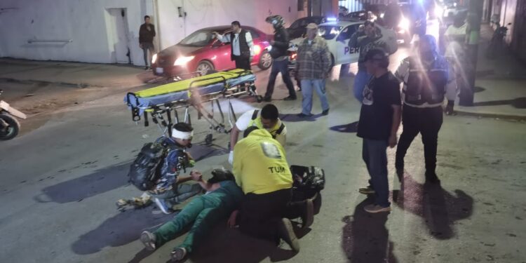 Pareja en motociclista se estrella en auto que omitió alto en centro de Victoria