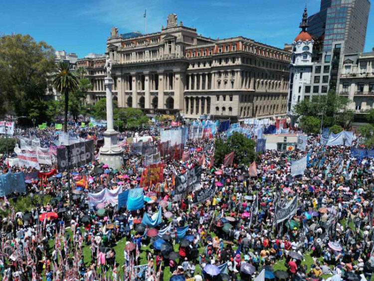 Tribunal de Argentina ‘frena’ reforma laboral impulsada por Milei