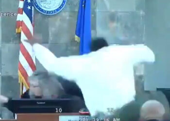 Jueza en las Vegas es atacada mientras dicta sentencia