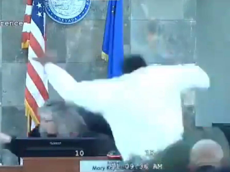 Jueza en las Vegas es atacada mientras dicta sentencia