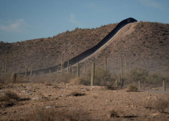 Gobierno de Biden pide a Corte Suprema de EU quitar alambre de púas en muro fronterizo