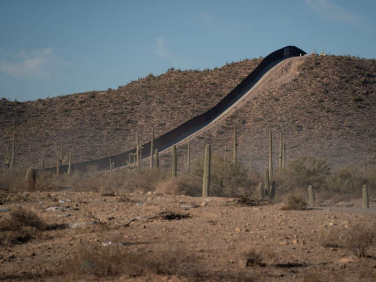 Gobierno de Biden pide a Corte Suprema de EU quitar alambre de púas en muro fronterizo