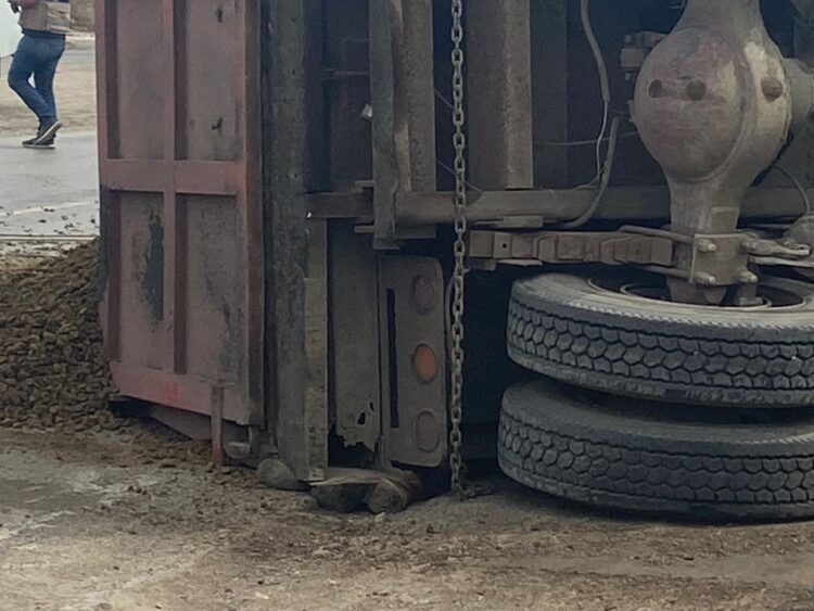 Muere persona aplastada por camión cargado de tierra