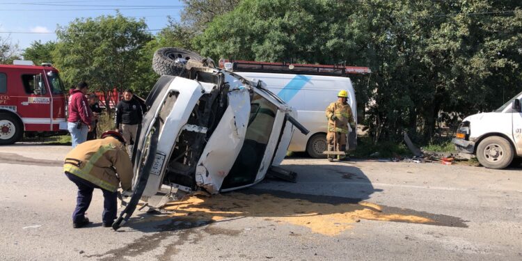 Salvan la vida agentes estatales tras chocar y volcar camioneta blindada