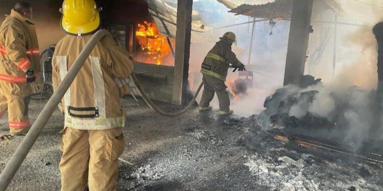 Se incendia fábrica de piñatas