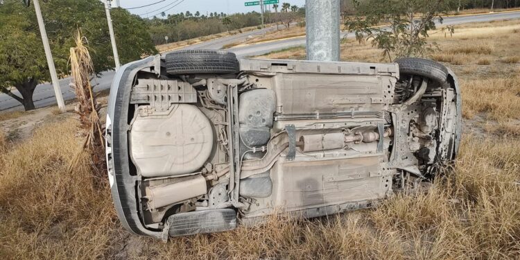Vuelca por exceso de velocidad frente al Parque Planetario en Cd. Victoria