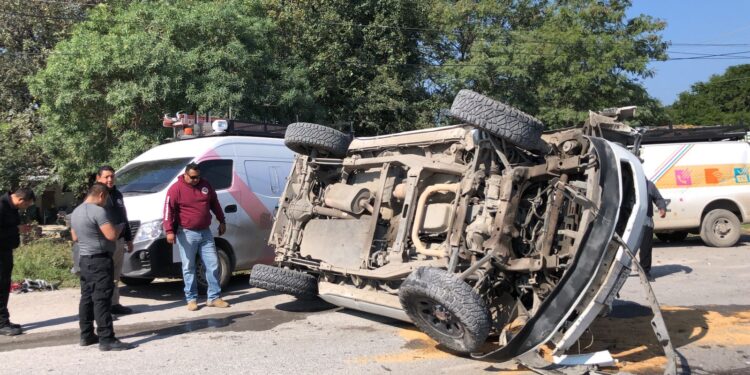 Salvan la vida agentes estatales tras chocar y volcar camioneta blindada
