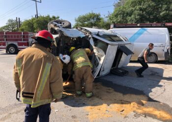 Salvan la vida agentes estatales tras chocar y volcar camioneta blindada