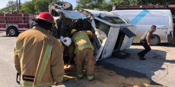 Salvan la vida agentes estatales tras chocar y volcar camioneta blindada