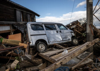 Tras cinco días bajo escombros rescatan a mujer de 90 años en Japón