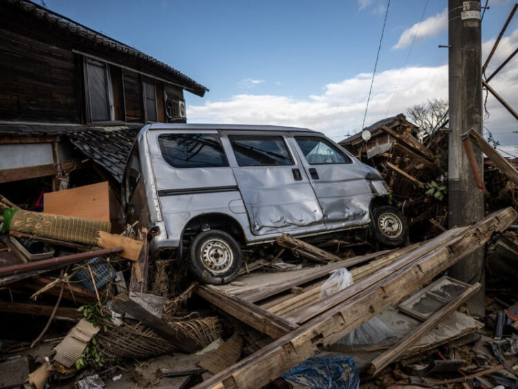 Tras cinco días bajo escombros rescatan a mujer de 90 años en Japón