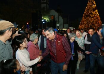 Conviven Américo Villarreal y María Santiago con familias en concierto por Día de Reyes