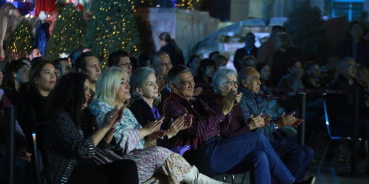 Conviven Américo Villarreal y María Santiago con familias en concierto por Día de Reyes