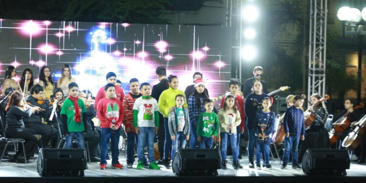 Conviven Américo Villarreal y María Santiago con familias en concierto por Día de Reyes