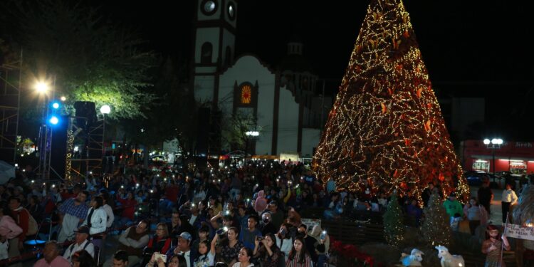 Conviven Américo Villarreal y María Santiago con familias en concierto por Día de Reyes