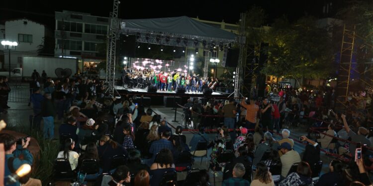 Conviven Américo Villarreal y María Santiago con familias en concierto por Día de Reyes