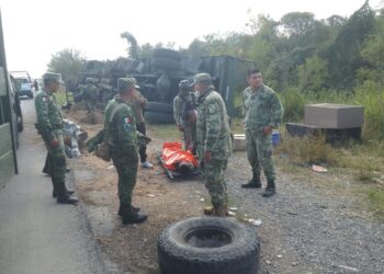 Vuelca camión con militares en carretera Victoria-Monterrey, frente a Villagrán