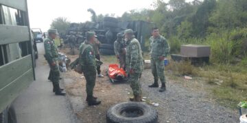 Vuelca camión con militares en carretera Victoria-Monterrey, frente a Villagrán