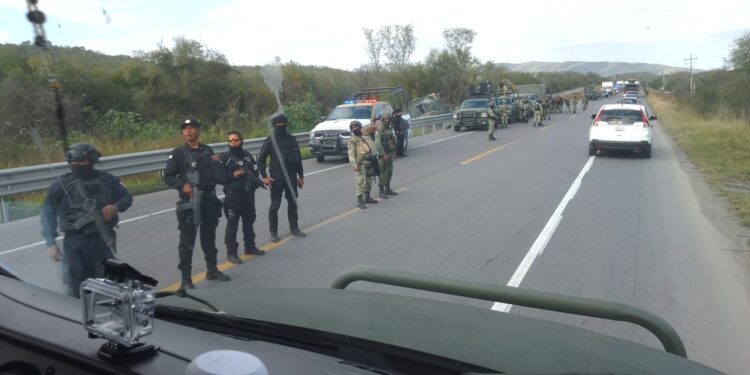 Vuelca camión con militares en carretera Victoria-Monterrey, frente a Villagrán