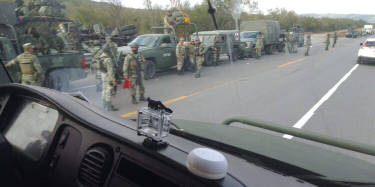 Vuelca camión con militares en carretera Victoria-Monterrey, frente a Villagrán
