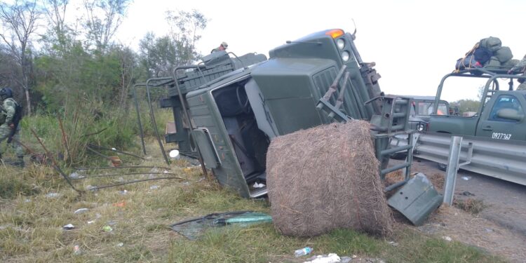 Vuelca camión con militares en carretera Victoria-Monterrey, frente a Villagrán