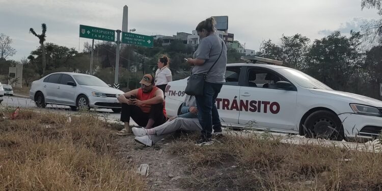 Vuelca por exceso de velocidad frente al Parque Planetario en Cd. Victoria