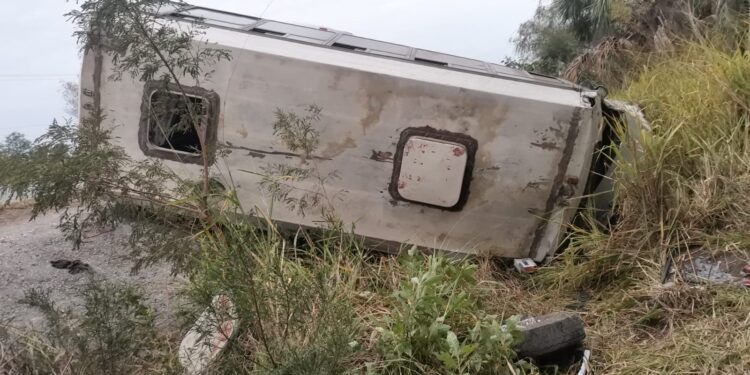 Vuelca microbús de ruta Santa Engracia-Victoria con 20 pasajeros; tres heridos