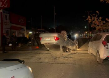 Termina volcado tras chocar autos estacionados
