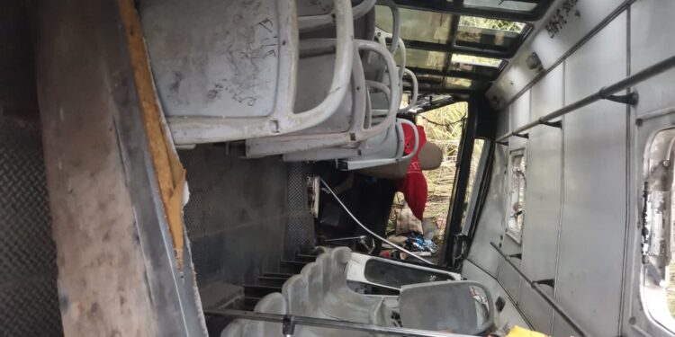 Vuelca microbús de ruta Santa Engracia-Victoria con 20 pasajeros; tres heridos