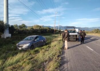 Lesionan en accidente a cuatro empleados de Migración