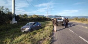 Lesionan en accidente a cuatro empleados de Migración