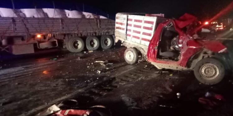 Muere mecánico al chocar contra tráiler