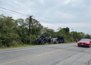 Pipa se vuelca en carretera Victoria-Monterrey