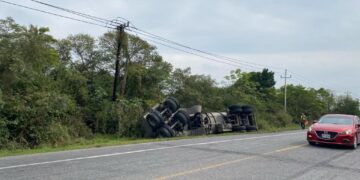 Pipa se vuelca en carretera Victoria-Monterrey