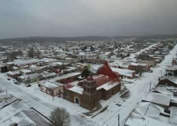 Nieve y frío obligan a cerrar carreteras en sierra de Chihuahua