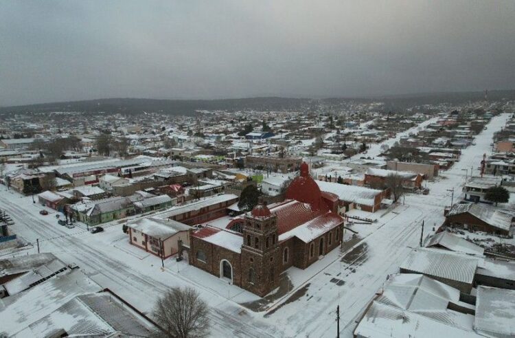 Nieve y frío obligan a cerrar carreteras en sierra de Chihuahua