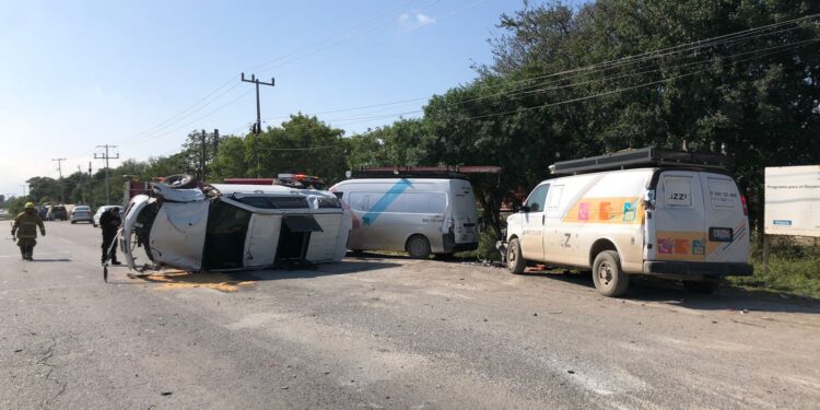 Salvan la vida agentes estatales tras chocar y volcar camioneta blindada
