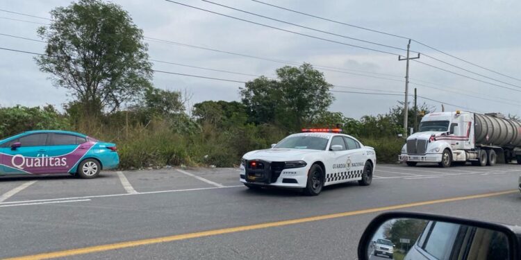 Pipa se vuelca en carretera Victoria-Monterrey