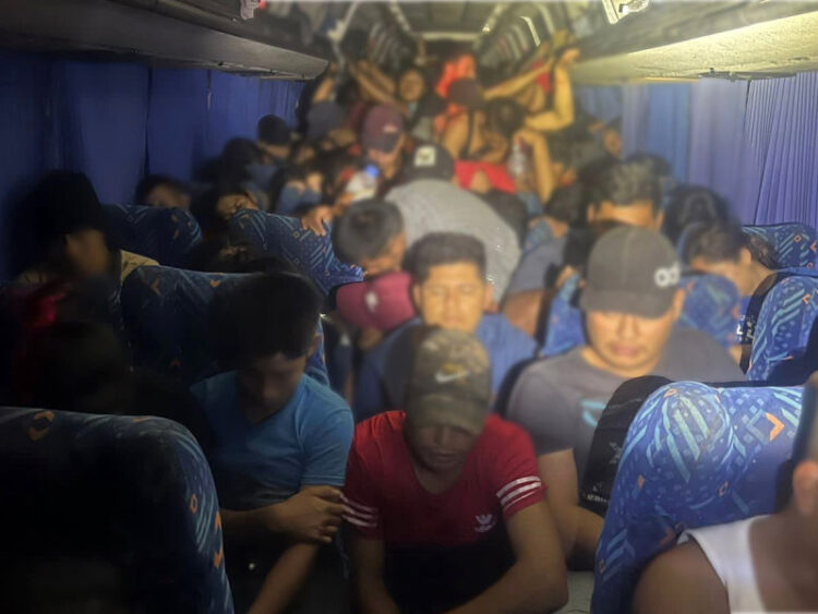 Hallan a 182 migrantes hacinados en un autobús por carretera de Veracruz