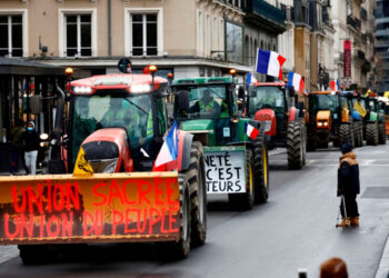 Agricultores franceses amenazan con bloquear París en protesta por medidas gubernamentales
