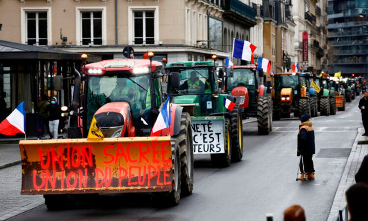 Agricultores franceses amenazan con bloquear París en protesta por medidas gubernamentales