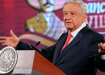 López Obrador quiere establecer un salario mínimo magisterial en la constitución