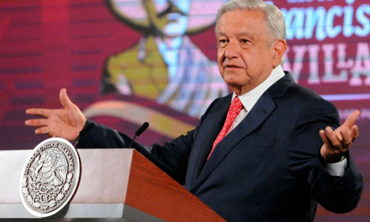 López Obrador quiere establecer un salario mínimo magisterial en la constitución
